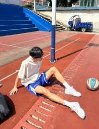 由于两名右后卫均受伤，费德里科·巴尔韦德需代打该位置，卡马文加将顶替他在中场的位置。@diarioas 来源：Madrid Zone