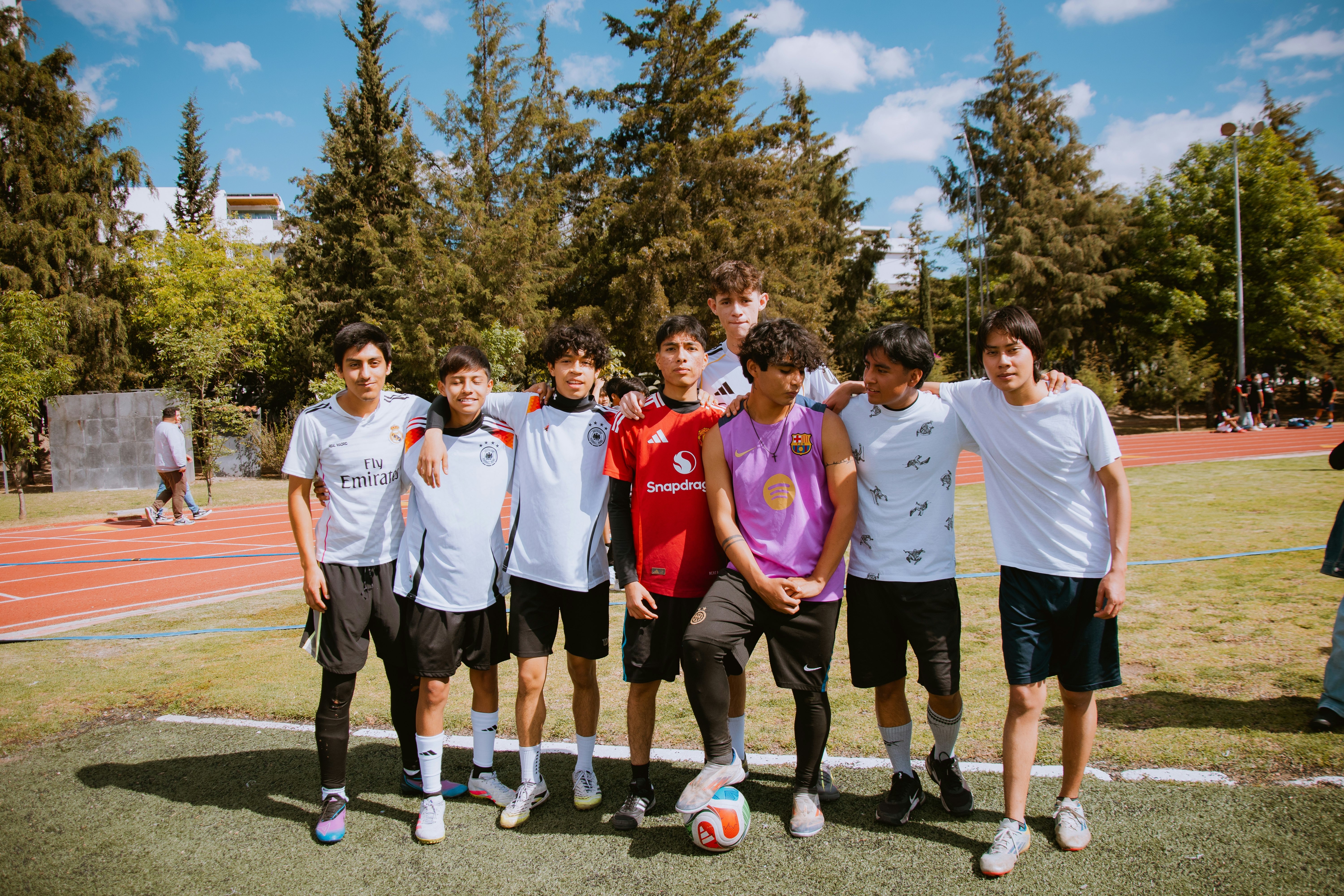 大联盟正式开始推行跨联盟比赛（Interleague Play），增加比赛看点